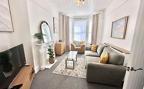 Stylish 3 Bed Home Near Oxton Village & Liverpool